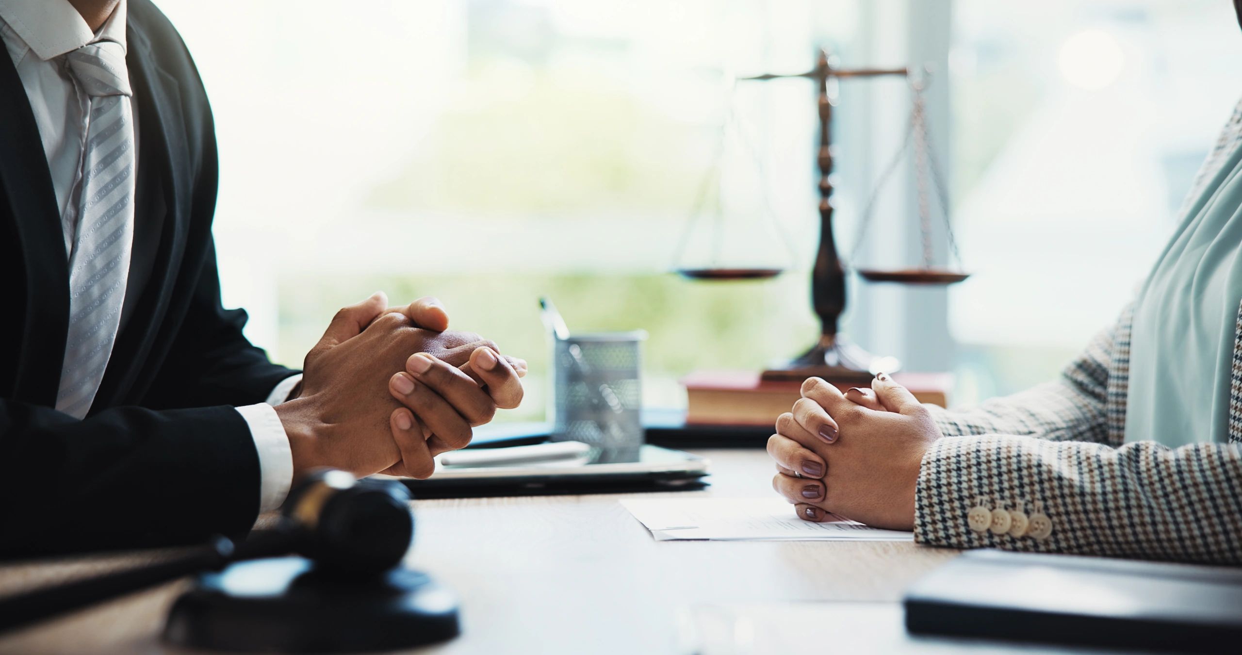 Equipo de abogados de inmigración trabajando juntos